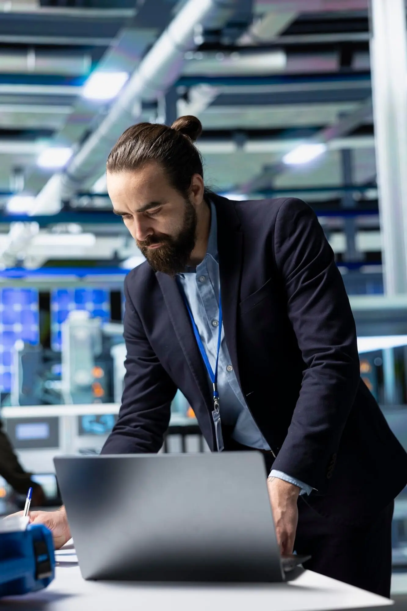 Ein Generaldirektor im formellen Anzug führt in einer Solarmodulfabrik eine Inspektion durch.
